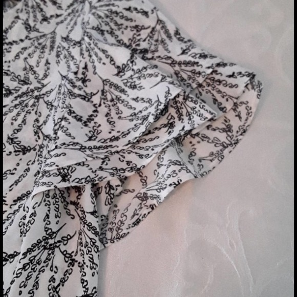 Banana Republic flirty blouse - Picture 3 of 5